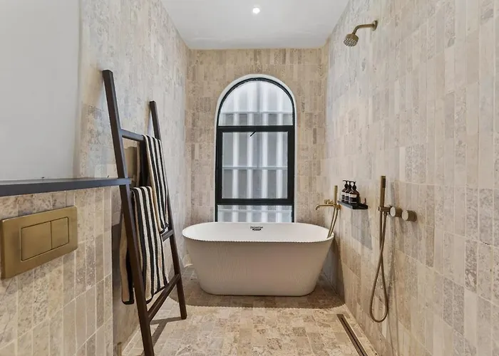 Lou - Modern With Garden And Pool *